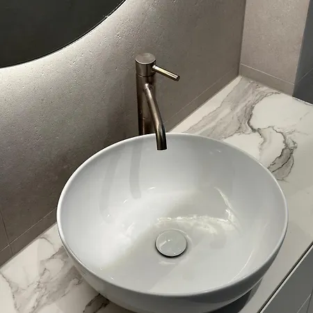 Manatis Mit Pool 비르브닉