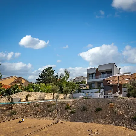 Manatis Mit Pool 비르브닉