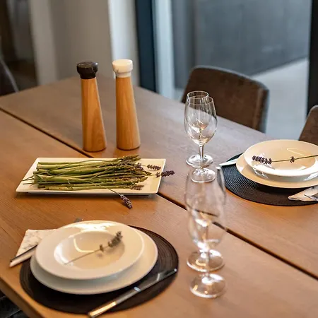 Manatis Mit Pool 비르브닉