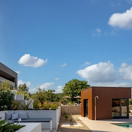 Manatis Mit Pool * 비르브닉