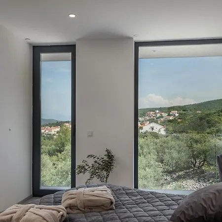 Manatis Mit Pool 비르브닉