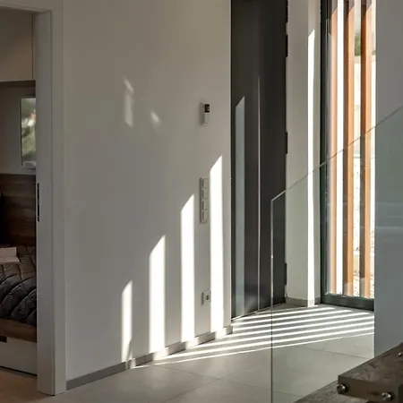 Manatis Mit Pool 비르브닉